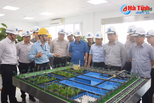 doan can bo uy vien du khuyet trung uong dang tham quan fomorsa ha tinh