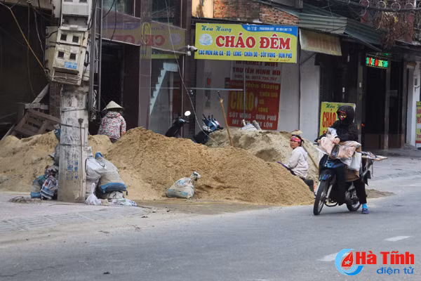 vat lieu xay dung chiem tron via he mot so tuyen duong tp ha tinh