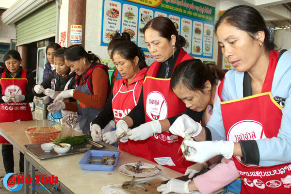 283 nguoi dan bi anh huong su co moi truong duoc hoc nghe dich vu du lich