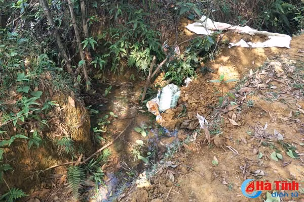 hang chuc nguoi dan dap chan muong thoat nuoc trang trai chan nuoi