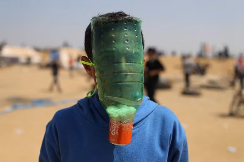 nguoi palestine deo mat na hanh tay doi pho voi luu dan hoi cay cua binh linh israel