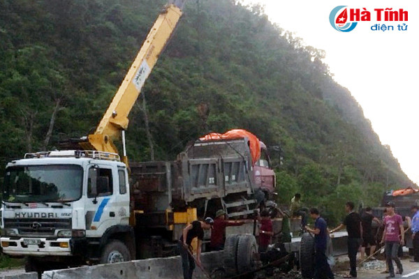 xe tai dang chay bong bay 4 banh truoc sang lan duong doi dien