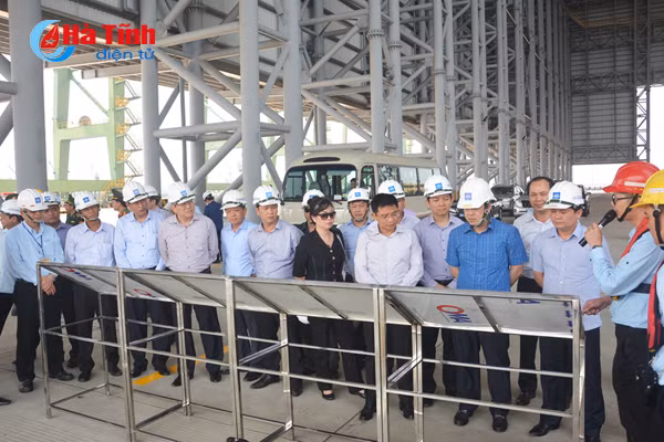 doan can bo uy vien du khuyet trung uong dang tham quan fomorsa ha tinh