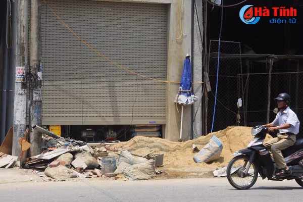 vat lieu xay dung chiem tron via he mot so tuyen duong tp ha tinh