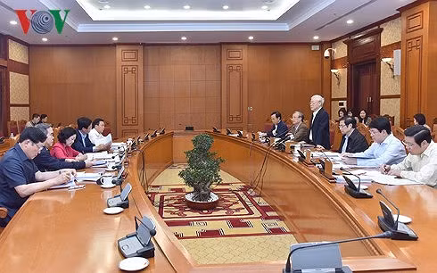 bo chinh tri cho y kien ve cac de an trinh hoi nghi trung uong 7