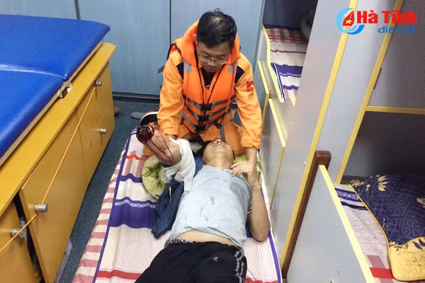 kip thoi cuu song thuyen vien bi mat ban tay khi dang danh ca tren bien