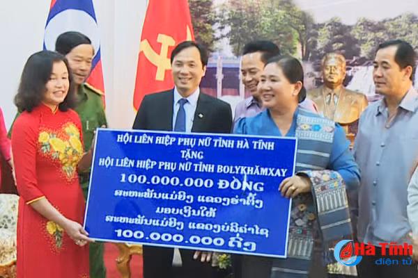 doan can bo tinh ha tinh chuc tet co truyen lao