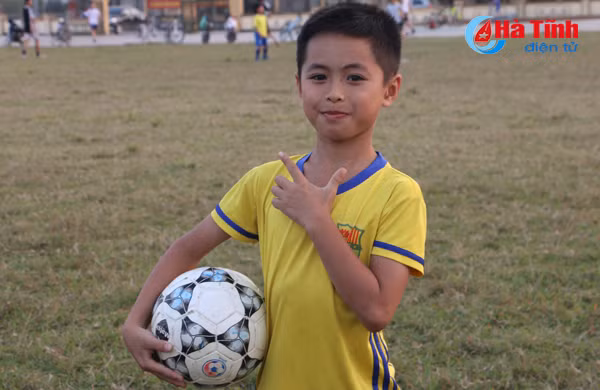 cau thu nhi ha tinh luyen gio hao huc cho ngay pvf tuyen sinh