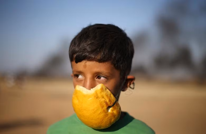 nguoi palestine deo mat na hanh tay doi pho voi luu dan hoi cay cua binh linh israel