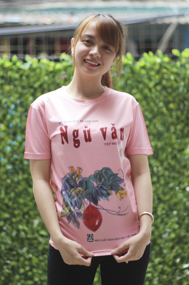 Bạn gái 9X thiết kế áo lớp in bìa sách giáo khoa gây sốt ảnh 1 ban gai 9x thiet ke ao lop in bia sach giao khoa gay sot