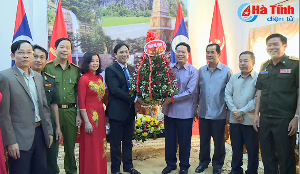 doan can bo tinh ha tinh chuc tet co truyen lao