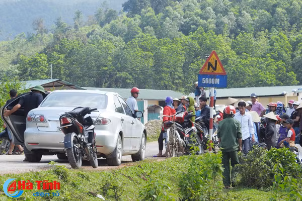 vu viec hang chuc nguoi dan dap chan muong thoat nuoc trang trai chan nuoi chinh quyen huyen huong khe vao cuoc