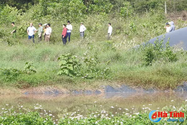 vu viec hang chuc nguoi dan dap chan muong thoat nuoc trang trai chan nuoi chinh quyen huyen huong khe vao cuoc