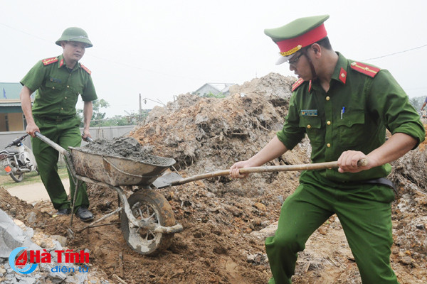 photo tuoi tre ha tinh ho tro thach tien xay dung nong thon moi