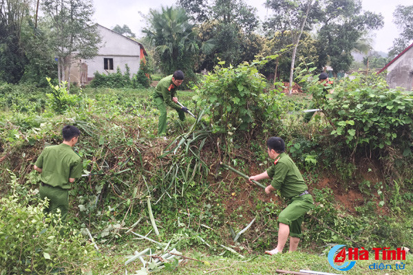 cong an duc tho tranh thu ngay nghi giup dan xay dung nong thon moi