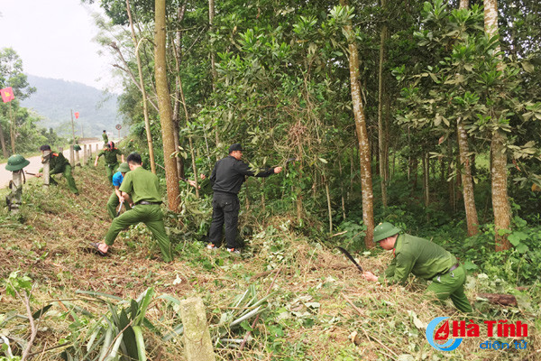 cong an duc tho tranh thu ngay nghi giup dan xay dung nong thon moi