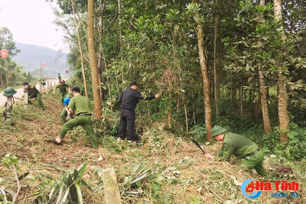 cong an duc tho tranh thu ngay nghi giup dan xay dung nong thon moi