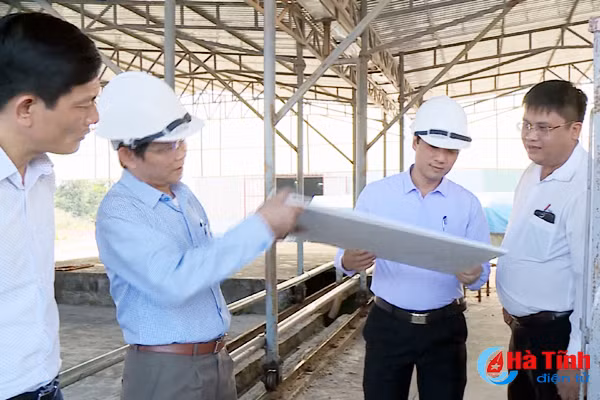 doan can bo tinh ha tinh chuc tet co truyen lao