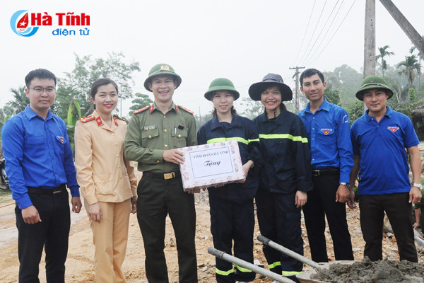 photo tuoi tre ha tinh ho tro thach tien xay dung nong thon moi