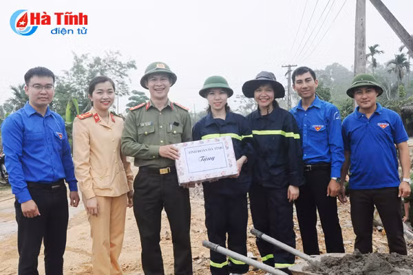 photo tuoi tre ha tinh ho tro thach tien xay dung nong thon moi