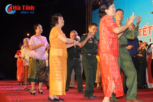 tham moi to duyen viet lao