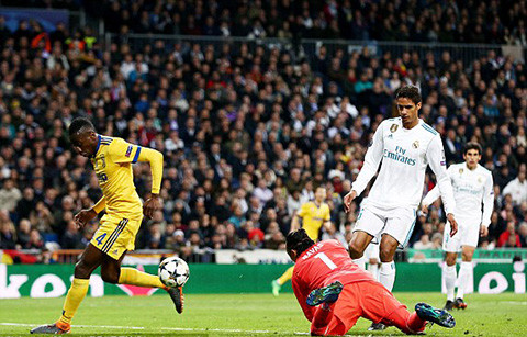 juventus nhan qua phat den oan nghiet real gianh ve di tiep giay cuoi