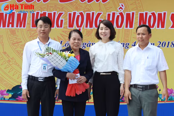 dong loc 50 nam vang vong hon non song