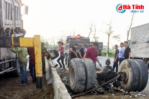 xe tai dang chay bong bay 4 banh truoc sang lan duong doi dien