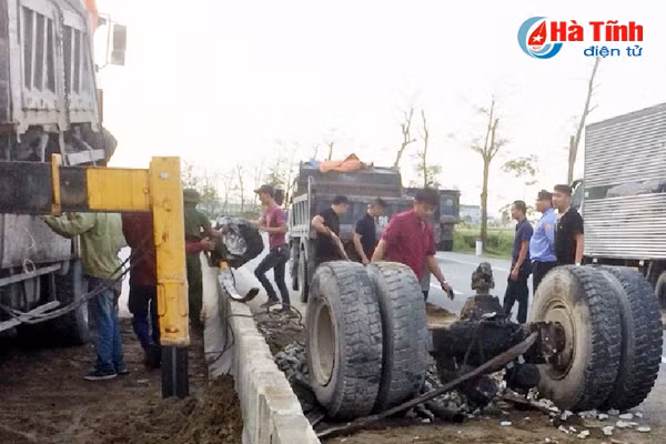 xe tai dang chay bong bay 4 banh truoc sang lan duong doi dien