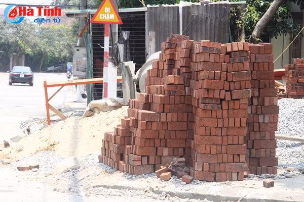 vat lieu xay dung chiem tron via he mot so tuyen duong tp ha tinh