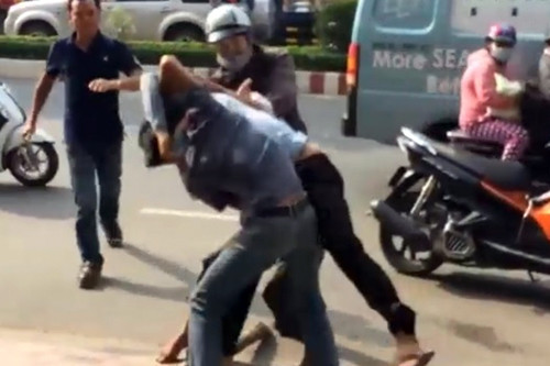 Bị ép uống rượu, nổi cáu “xúi” bạn lấy dao đâm người