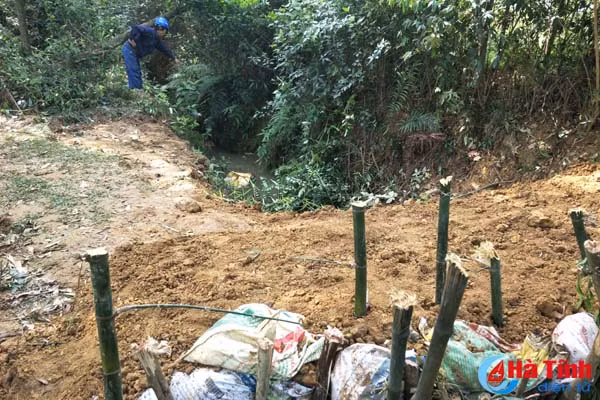 hang chuc nguoi dan dap chan muong thoat nuoc trang trai chan nuoi