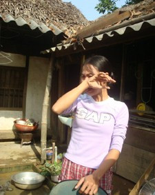 Chị Huệ khóc nức nở khi tâm sự về hoàn cảnh gia đình