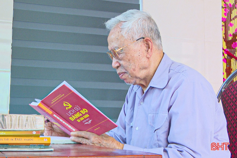Ông Đinh Văn Thủy nhớ về những dấu mốc lịch sử đầy tự hào. Ông Đinh Văn Thủy nhớ về những dấu mốc lịch sử đầy tự hào.
