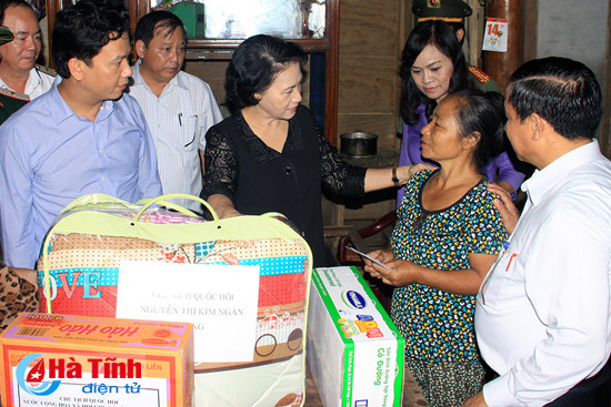 chu tich quoc hoi ha tinh can tap trung khac phuc hau qua som on dinh doi song nhan dan