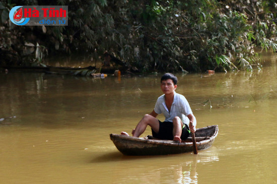 nguoi dan danh du voi mang song tren song