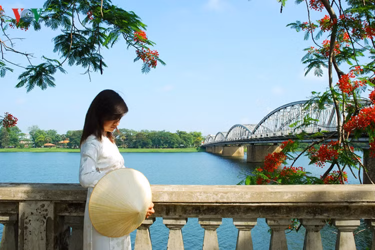 ve dep nguoi phu nu viet nam cung chiec non la