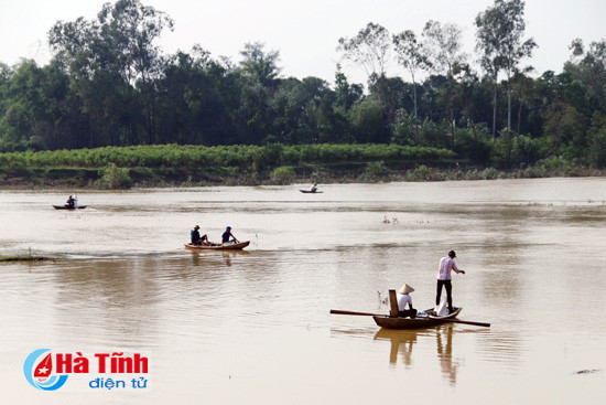 nguoi dan danh du voi mang song tren song