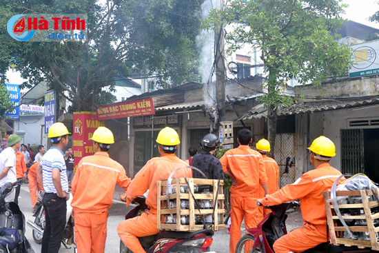 no cot dien truoc cua tiem vang nguoi dan hu via