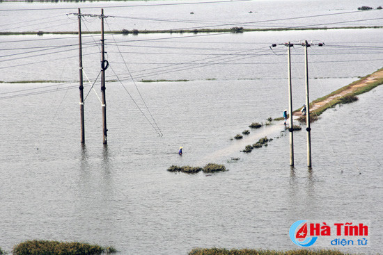 nguoi dan danh du voi mang song tren song