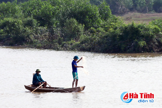 nguoi dan danh du voi mang song tren song