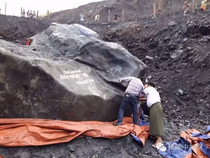 phat hien khoi da ngoc bich khong lo nang gan 175 tan o myanmar