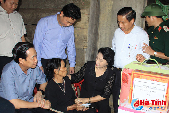 chu tich quoc hoi ha tinh can tap trung khac phuc hau qua som on dinh doi song nhan dan