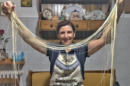 Paola bên những "sợi chỉ của Chúa". Ảnh: BBC. bi mat cua soi mi y hiem nhat the gioi