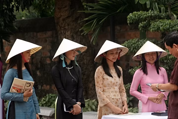 ve dep nguoi phu nu viet nam cung chiec non la