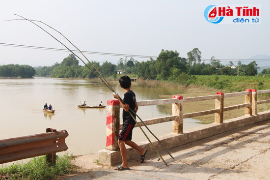 nguoi dan danh du voi mang song tren song