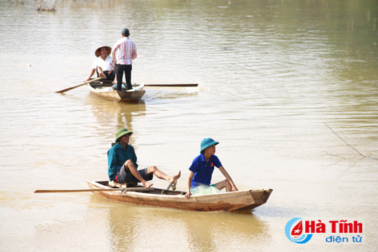 nguoi dan danh du voi mang song tren song