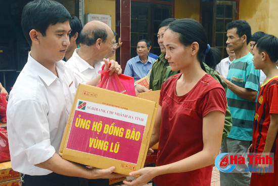 them nhung phan qua nhan ai den nguoi dan vung lu
