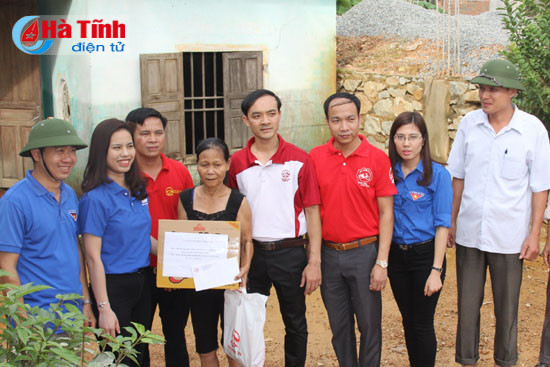 them nhung phan qua nhan ai den nguoi dan vung lu