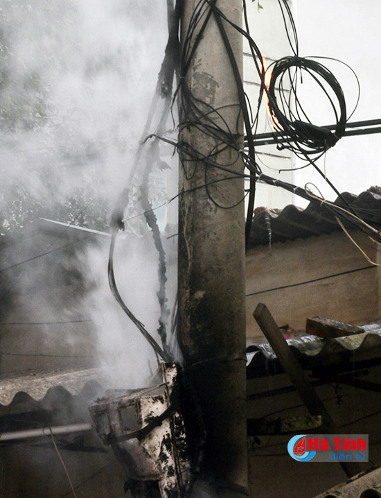 no cot dien truoc cua tiem vang nguoi dan hu via